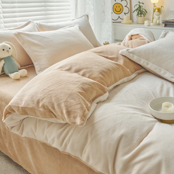 91家纺网 家纺一手货源 找家纺 慕晨 2023新款纯色牛奶绒双拼四件套 奶白+奶咖