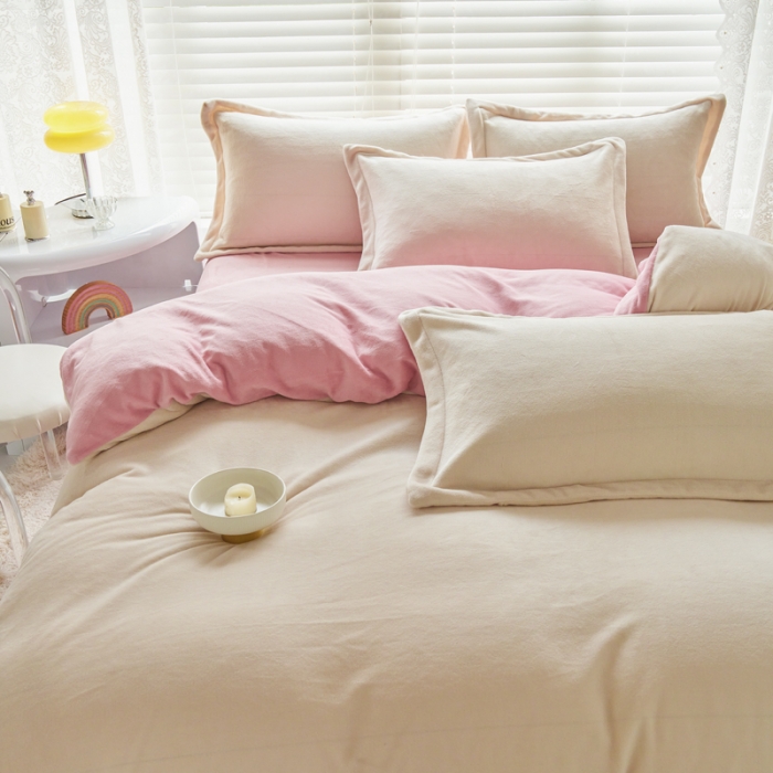 91家纺网 家纺一手货源 找家纺 慕晨 2023新款纯色牛奶绒双拼四件套 奶白+奶油粉