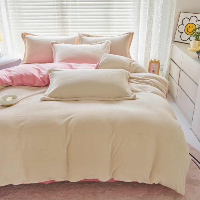 91家纺网 家纺一手货源 找家纺 慕晨 2023新款纯色牛奶绒双拼四件套 奶白+奶油粉