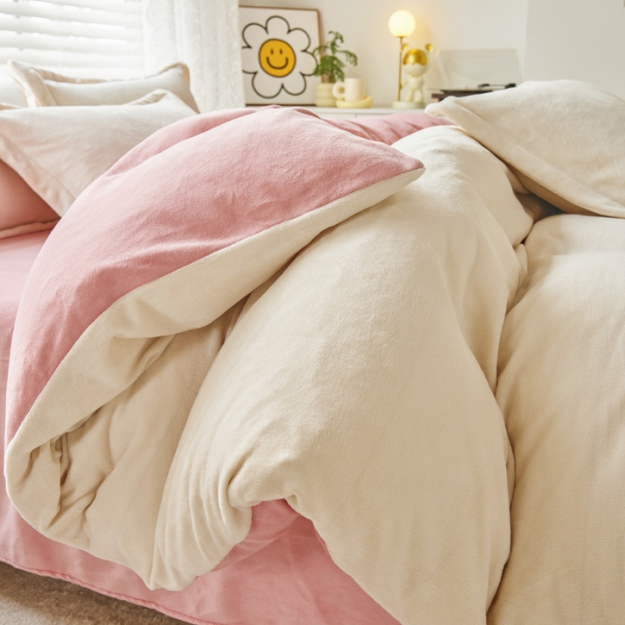 91家纺网 家纺一手货源 找家纺 慕晨 2023新款纯色牛奶绒双拼四件套 奶白+奶油粉