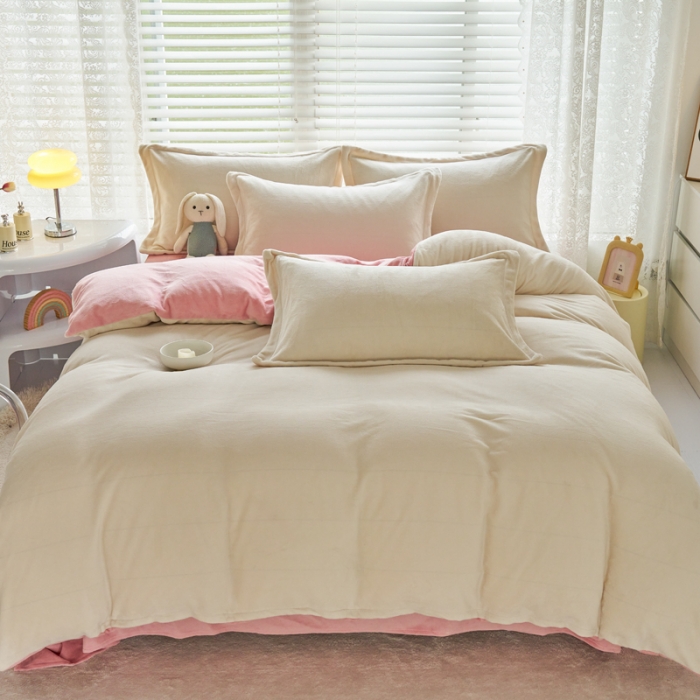 91家纺网 家纺一手货源 找家纺 慕晨 2023新款纯色牛奶绒双拼四件套 奶白+奶油粉