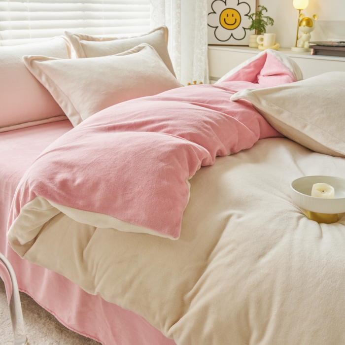 91家纺网 家纺一手货源 找家纺 慕晨 2023新款纯色牛奶绒双拼四件套 奶白+奶油粉