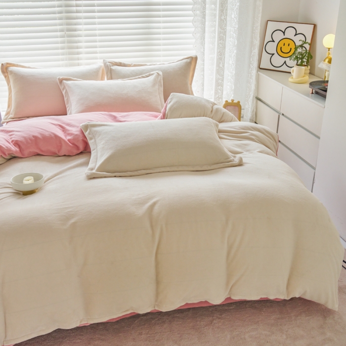 91家纺网 家纺一手货源 找家纺 慕晨 2023新款纯色牛奶绒双拼四件套 奶白+奶油粉