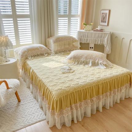 91家纺网 家纺一手货源 找家纺 麒豆豆 2023新款牛奶雕花绒床裙花间浪漫纳米黄
