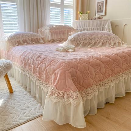 网红馆 2025新款花间浪漫牛奶雕花绒床盖 嫩粉色