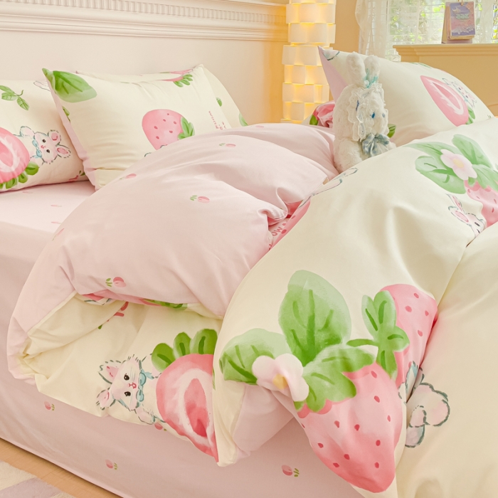 91家纺网 家纺一手货源 找家纺 金丝鸟家纺 2023新款全棉小清新四件套-第三批 粉色大草莓兔