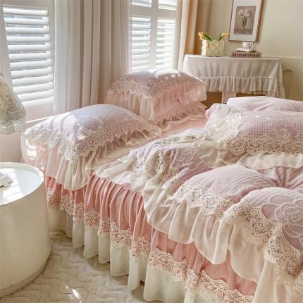 91家纺网 家纺一手货源 找家纺 （总）麒豆豆 2023新款高克重雕花牛奶绒四件套花边款花间浪漫