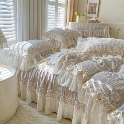 91家纺网 家纺一手货源 找家纺 麒豆豆 2023新款高克重雕花牛奶绒四件套花边款花间浪漫清新紫（灰色）