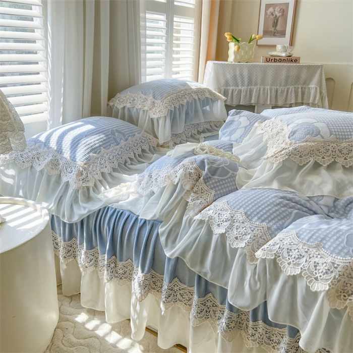 91家纺网 家纺一手货源 找家纺 麒豆豆 2023新款高克重雕花牛奶绒四件套花边款花间浪漫天空蓝