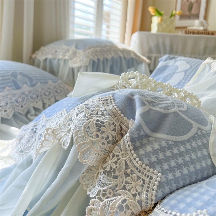 91家纺网 家纺一手货源 找家纺 麒豆豆 2023新款高克重雕花牛奶绒四件套花边款花间浪漫天空蓝