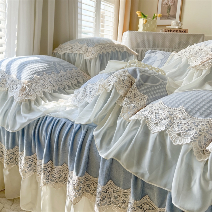 91家纺网 家纺一手货源 找家纺 麒豆豆 2023新款高克重雕花牛奶绒四件套花边款花间浪漫天空蓝