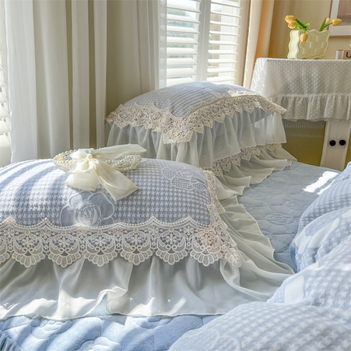 91家纺网 家纺一手货源 找家纺 麒豆豆 2023新款高克重雕花牛奶绒四件套花边款花间浪漫天空蓝