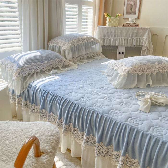 91家纺网 家纺一手货源 找家纺 麒豆豆 2023新款高克重雕花牛奶绒四件套花边款花间浪漫天空蓝