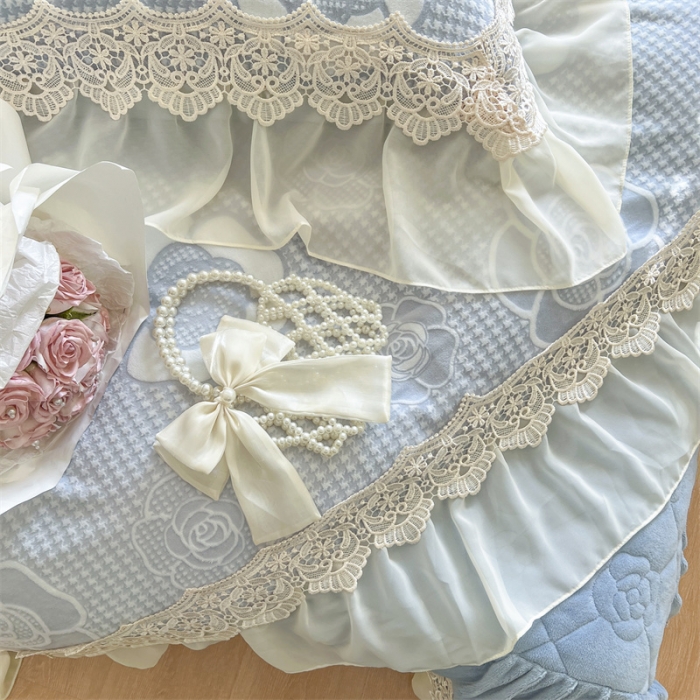 91家纺网 家纺一手货源 找家纺 麒豆豆 2023新款高克重雕花牛奶绒四件套花边款花间浪漫天空蓝