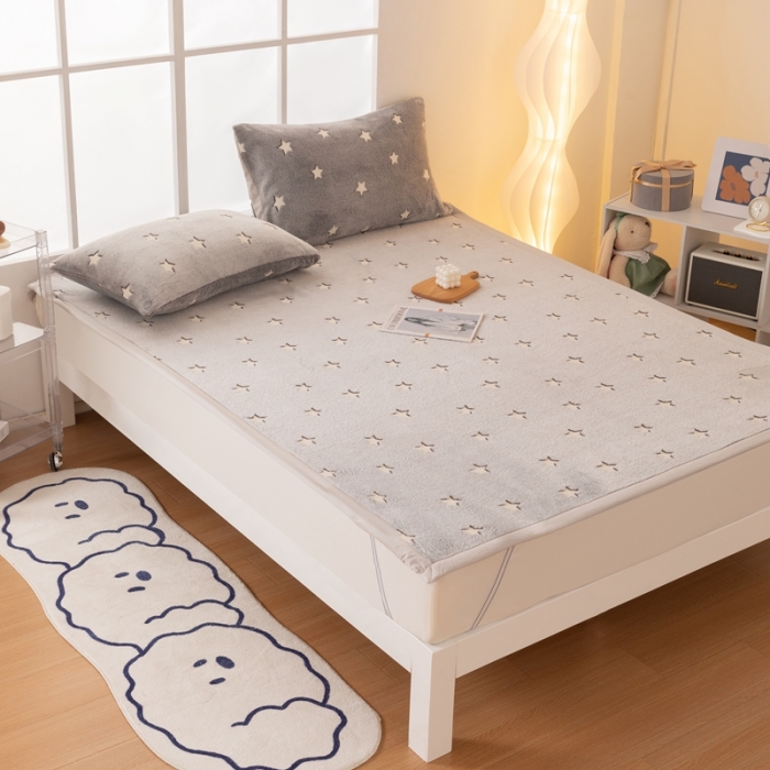 91家纺网 家纺一手货源 找家纺 （总）紫碧螺 2023新款双面法莱绒夜光韩版床盖床褥盖毯