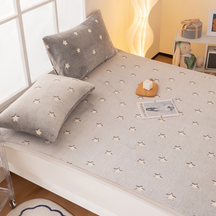 91家纺网 家纺一手货源 找家纺 （总）紫碧螺 2023新款双面法莱绒夜光韩版床盖床褥盖毯