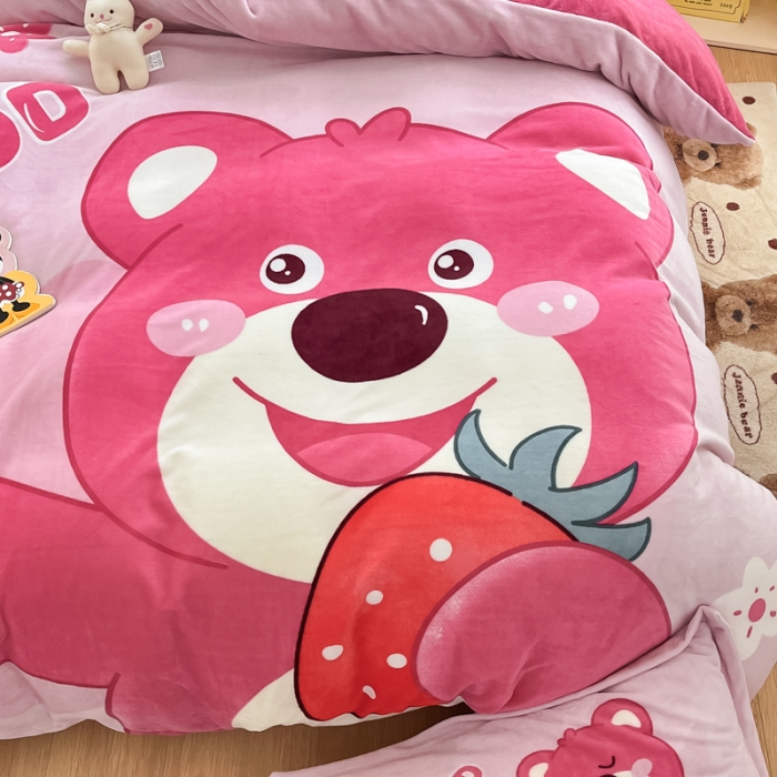 91家纺网 家纺一手货源 找家纺 喜梦缘 2025新款大版卡通牛奶绒印花四件套 草莓熊