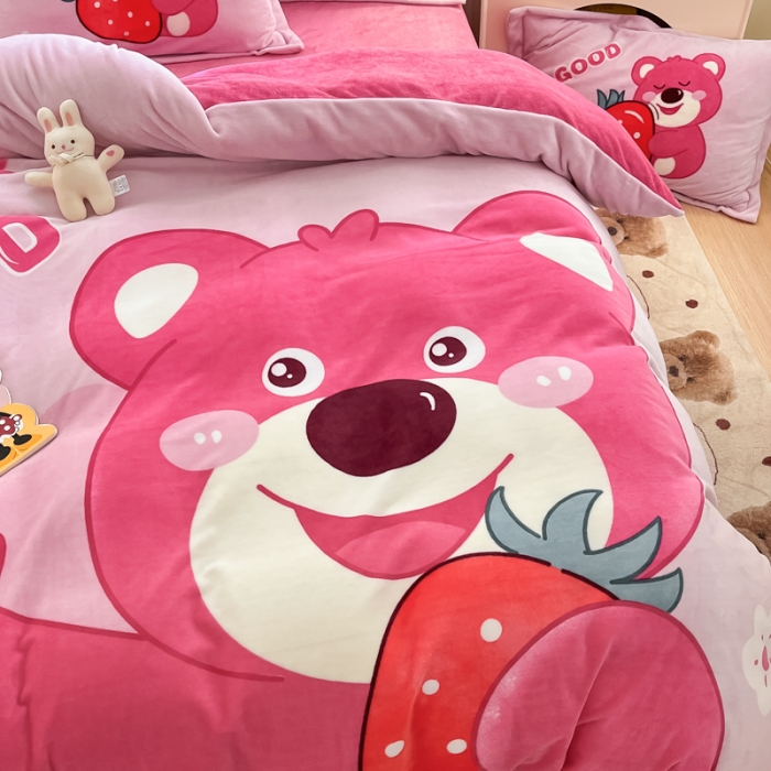 91家纺网 家纺一手货源 找家纺 喜梦缘 2025新款大版卡通牛奶绒印花四件套 草莓熊