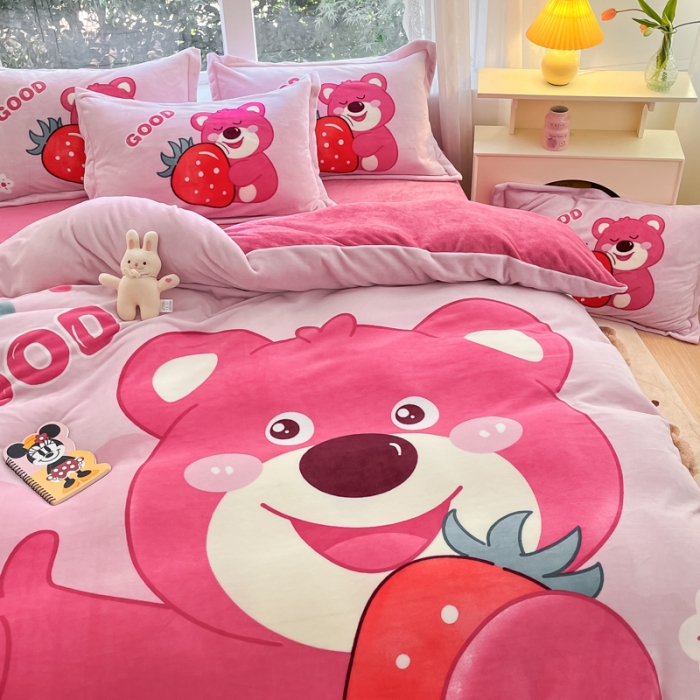 91家纺网 家纺一手货源 找家纺 喜梦缘 2025新款大版卡通牛奶绒印花四件套 草莓熊