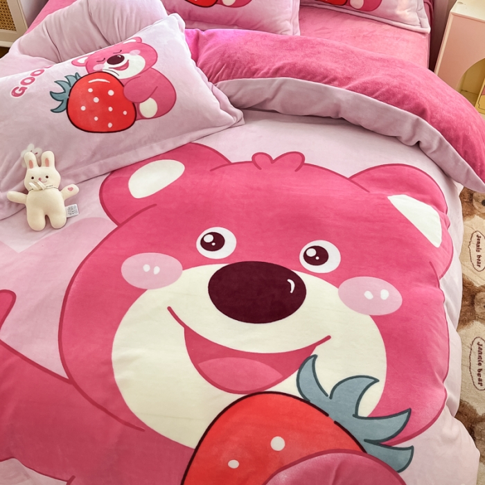 91家纺网 家纺一手货源 找家纺 喜梦缘 2025新款大版卡通牛奶绒印花四件套 草莓熊