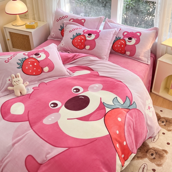 91家纺网 家纺一手货源 找家纺 喜梦缘 2025新款大版卡通牛奶绒印花四件套 草莓熊