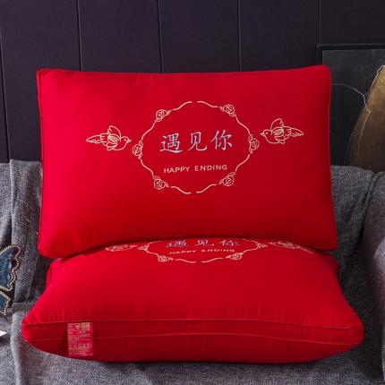 91家纺网 家纺一手货源 找家纺 （总）大熊 2023新款时尚婚庆刺绣枕芯48*74/只