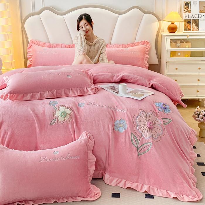 91家纺网 家纺一手货源 找家纺 9斤230g全消光婴儿绒被套兔毛绒牛奶绒贴布绣刺绣花四件套小清新