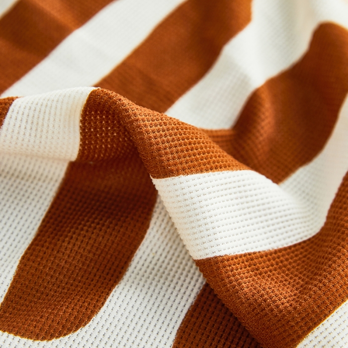 91家纺网 家纺一手货源 找家纺 丝绮鹿 2023新款针织柔肤格沙发床套裙边款 米咖条纹