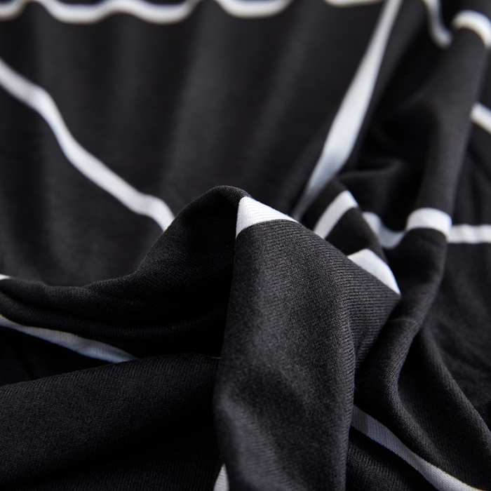 91家纺网 家纺一手货源 找家纺 丝绮鹿 2023新款牛奶丝沙发套贵妃图（裙边款） 黑色线格