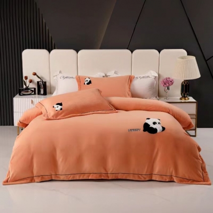 91家纺网 家纺一手货源 找家纺 总∶2024高端保暧绒260克拼角儿童可爱熊贴布绣四件套新品量大优惠