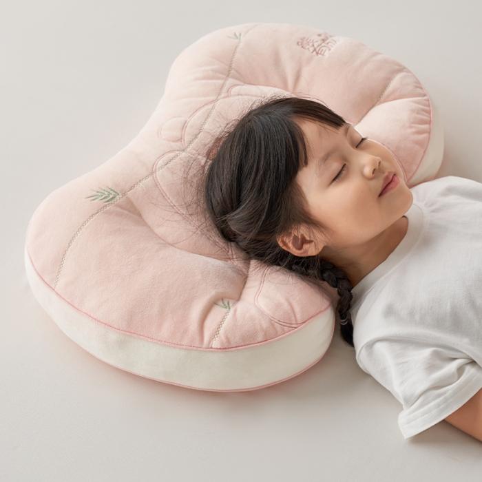 91家纺网 家纺一手货源 找家纺 2024新款 趣味软萌 熊猫图案设计 多维度护颈 带来深度好睡眠