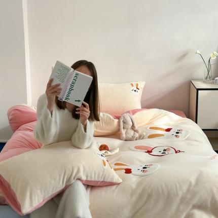 91家纺网 家纺一手货源 找家纺 （总）觅糖 2024秋冬新款牛奶绒大版毛巾绣四件套（会员-10）