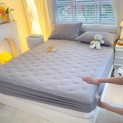 91家纺网 家纺一手货源 找家纺 尊康家纺（原磊科） 2024新款全棉色织夹棉大豆床笠-爱心笑脸 爱心笑脸-灰