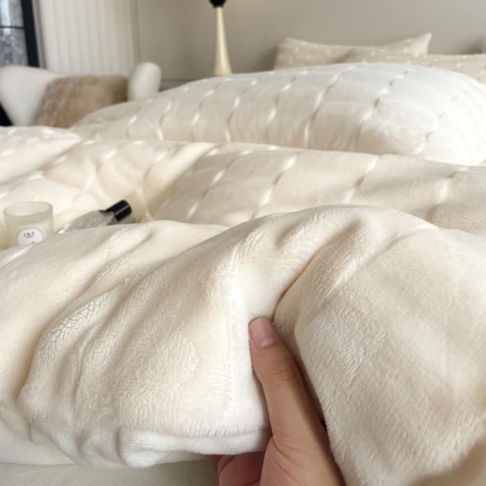 91家纺网 家纺一手货源 找家纺 子曰 2024新款牛奶兔兔泡泡绒四件套 优雅白