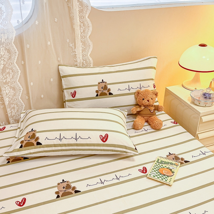 91家纺网 家纺一手货源 找家纺 小懒猪 2024春夏新款全棉印花单床单 心动熊宝