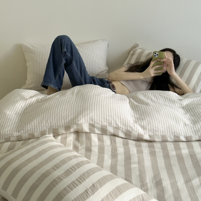 91家纺网 家纺一手货源 找家纺 玛奇朵 2023新款色织双层皱纱-韩系条纹四件套 韩系条纹-奶咖