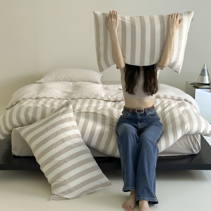 91家纺网 家纺一手货源 找家纺 玛奇朵 2023新款色织双层皱纱-韩系条纹四件套 韩系条纹-奶咖