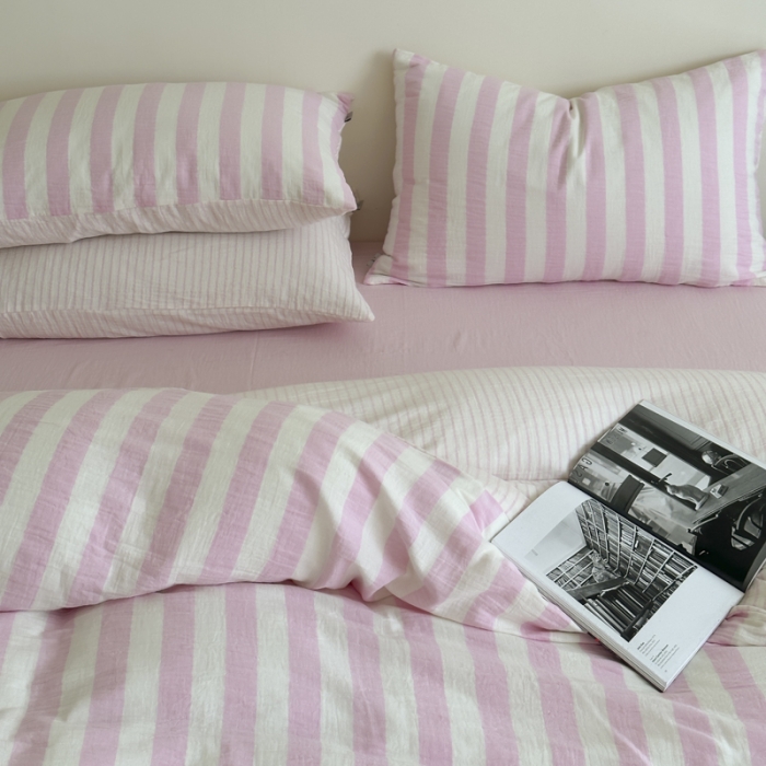 91家纺网 家纺一手货源 找家纺 玛奇朵 2023新款色织双层皱纱-韩系条纹四件套 韩系条纹-桃粉