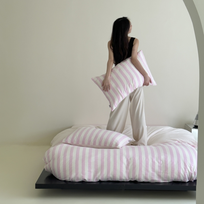 91家纺网 家纺一手货源 找家纺 玛奇朵 2023新款色织双层皱纱-韩系条纹四件套 韩系条纹-桃粉