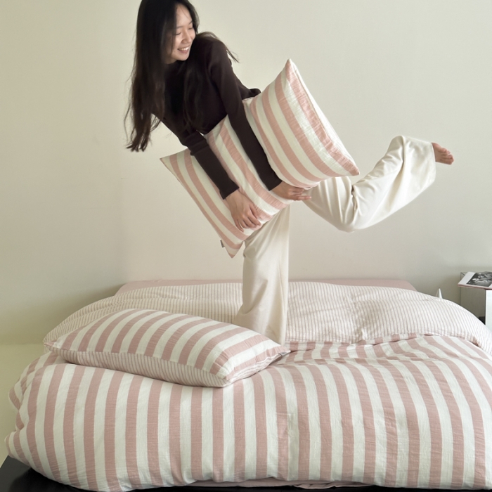 91家纺网 家纺一手货源 找家纺 玛奇朵 2023新款色织双层皱纱-韩系条纹四件套 韩系条纹-雅粉