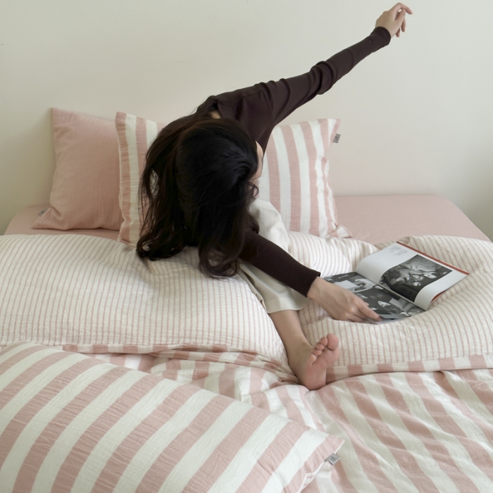 91家纺网 家纺一手货源 找家纺 玛奇朵 2023新款色织双层皱纱-韩系条纹四件套 韩系条纹-雅粉