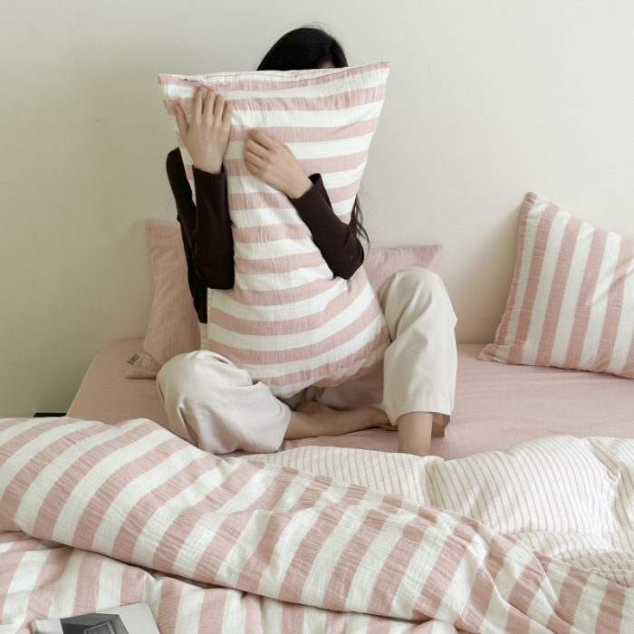 91家纺网 家纺一手货源 找家纺 玛奇朵 2023新款色织双层皱纱-韩系条纹四件套 韩系条纹-雅粉