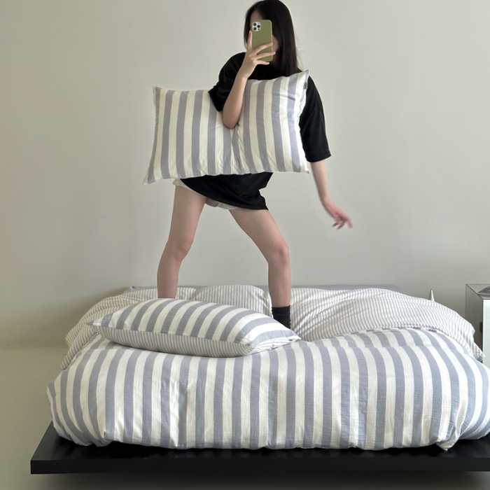 91家纺网 家纺一手货源 找家纺 玛奇朵 2023新款色织双层皱纱-韩系条纹四件套 韩系条纹-月灰