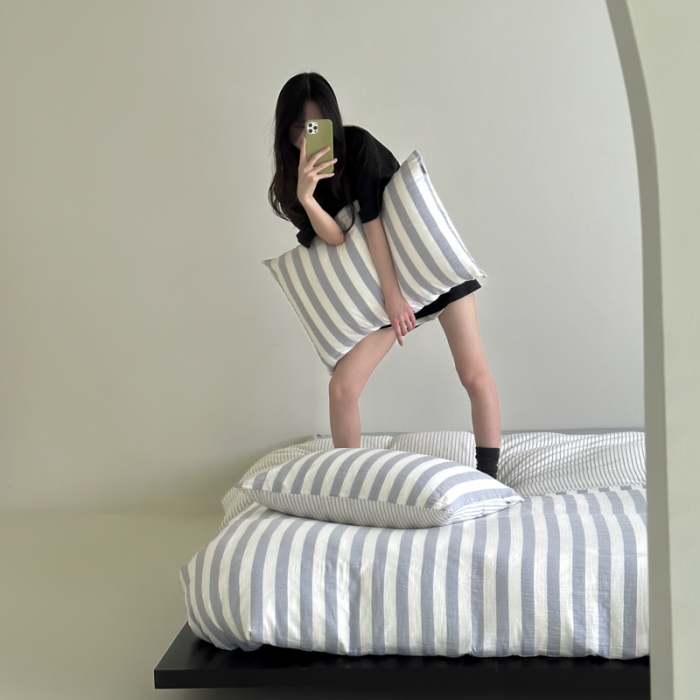 91家纺网 家纺一手货源 找家纺 玛奇朵 2023新款色织双层皱纱-韩系条纹四件套 韩系条纹-月灰