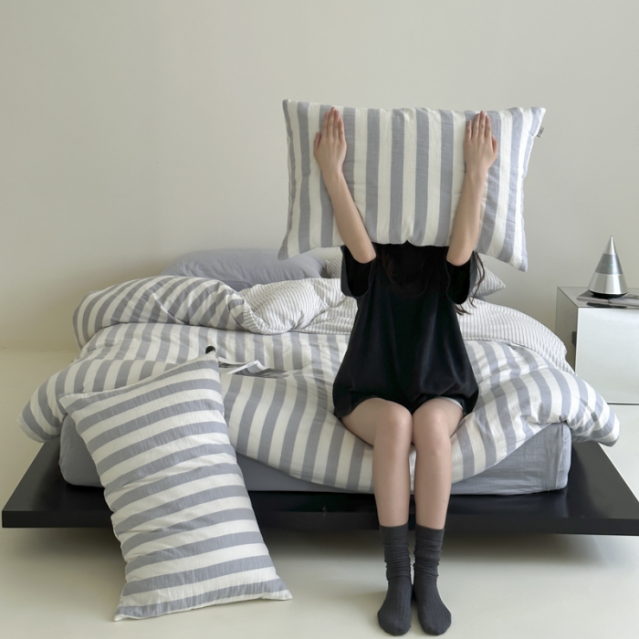 91家纺网 家纺一手货源 找家纺 玛奇朵 2023新款色织双层皱纱-韩系条纹四件套 韩系条纹-月灰