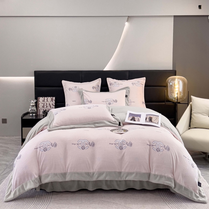 91家纺网 家纺一手货源 找家纺 品家居 2025新款5D雕花牛奶绒四件套-心动玫瑰 粉拼灰