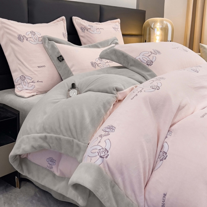 91家纺网 家纺一手货源 找家纺 品家居 2025新款5D雕花牛奶绒四件套-心动玫瑰 粉拼灰