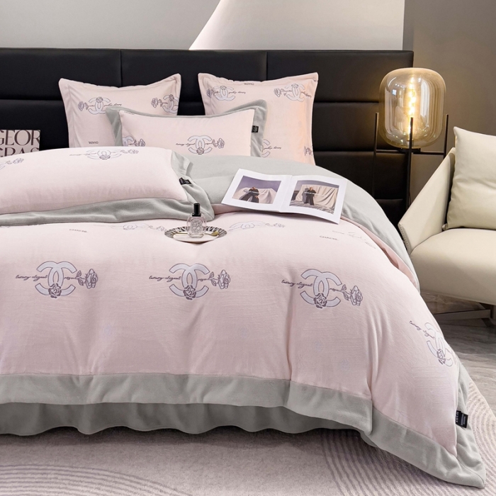 91家纺网 家纺一手货源 找家纺 品家居 2025新款5D雕花牛奶绒四件套-心动玫瑰 粉拼灰