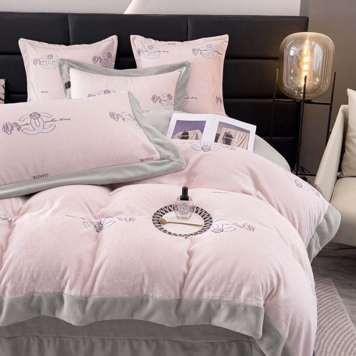 91家纺网 家纺一手货源 找家纺 品家居 2025新款5D雕花牛奶绒四件套-心动玫瑰 粉拼灰