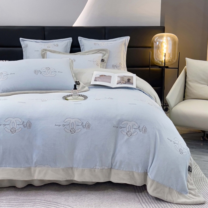 91家纺网 家纺一手货源 找家纺 品家居 2025新款5D雕花牛奶绒四件套-心动玫瑰 蓝拼灰